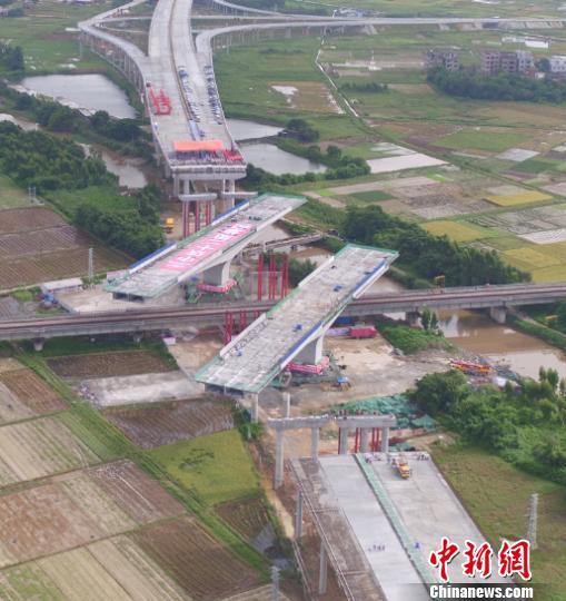 广东采用双幅同步转体工艺在空中转移万吨桥梁