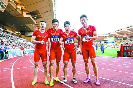 昨天,中国队队员吴智强,谢震业,苏炳添和张培萌(从左至右)赛后庆祝