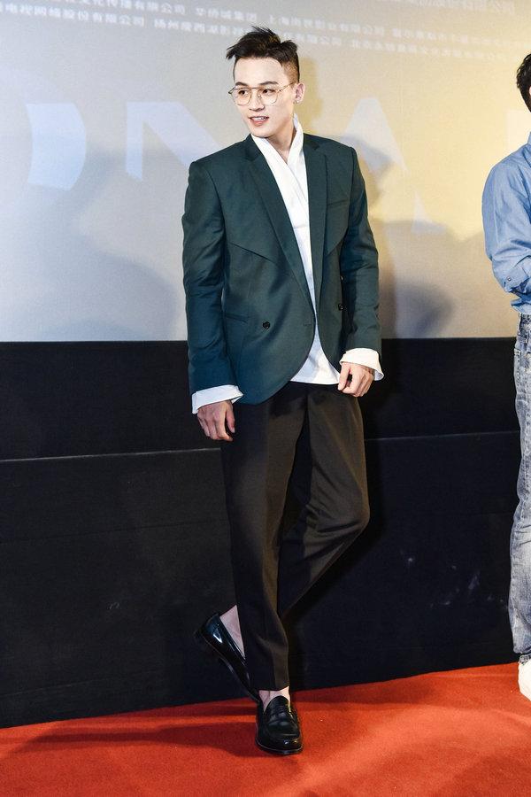 《建军大业》点映 欧豪炸裂演技受称赞