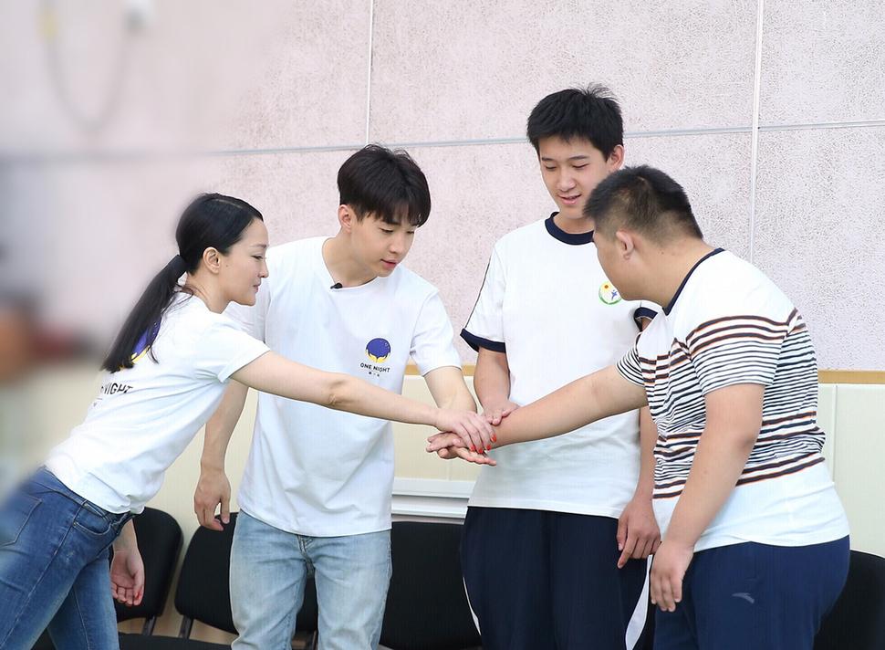 国际特奥会全球形象大使周迅,李娜和音乐小王子刘宪华一同到访这所