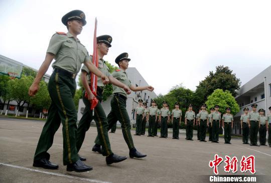 武警衢州支队官兵举行升旗仪式. 王飞 摄