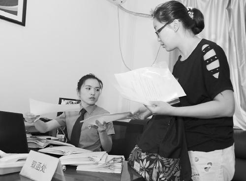 检察官为用户进行行贿犯罪档案查询 廖昭同/摄　　2016年4月，湖北省检察院