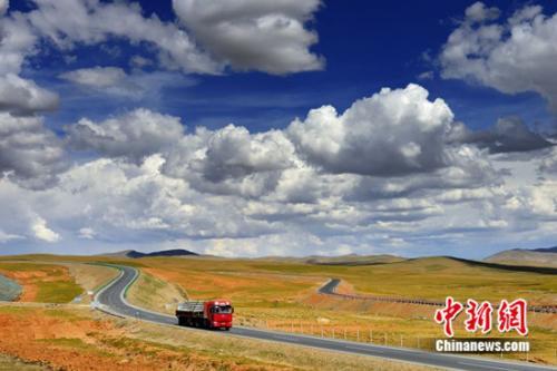 中国首条穿越青藏高原冻土区高速路实现通车