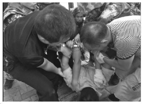 男子持刀枪挟持两女 民警化身服装店老板智救