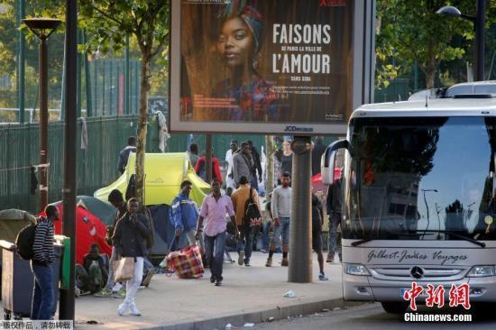 法内政部长称2018年为难民设立3500个接待位