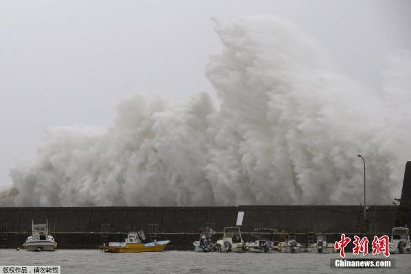 强台风奥鹿逼近日本 掀起滔天巨浪