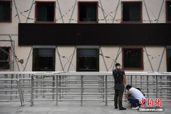 九寨沟地震 九寨沟景区售票排队围栏拆除