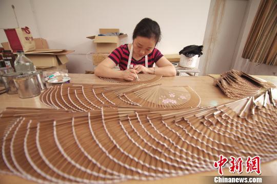古艺焕新生 浙江竹扇摇起国际舞台中国风