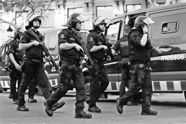 恐怖分子驾驶货车冲撞行人 西班牙巴塞罗那发