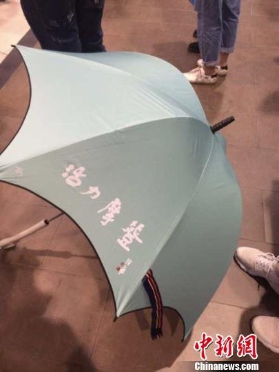 一手传承一手共享 浙江上虞制伞匠人以伞绘城市符号