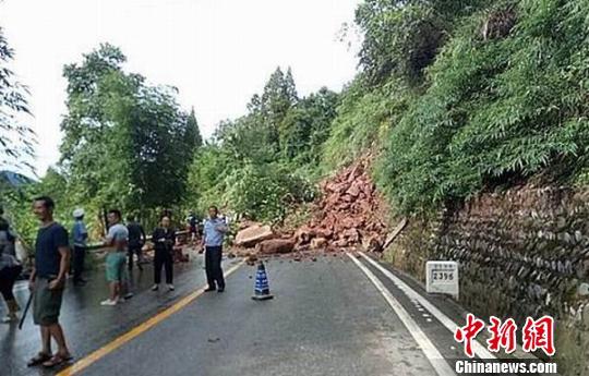 四川雅安雨城强降雨发生多处山体垮塌 部分道路受阻