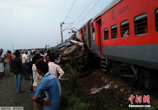 印度特快列车与卡车相撞致出轨 已致至少70人伤