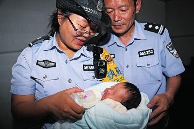 女子用凉水冲奶粉 郑州铁警凭细节破贩婴大案