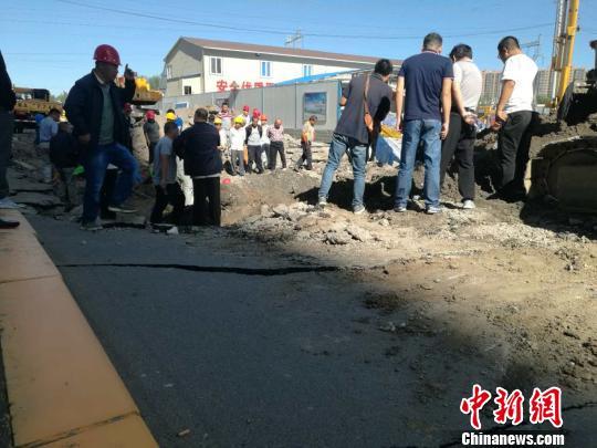 呼和浩特在建地铁站附近道路发生塌陷 无人员伤亡