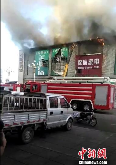 黑龙江东宁一商场起火浓烟滚滚 系工人操作不当导致