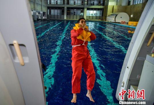 海南航空国际乘务员进行水上逃生训练