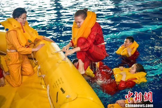 海南航空国际乘务员进行水上逃生训练