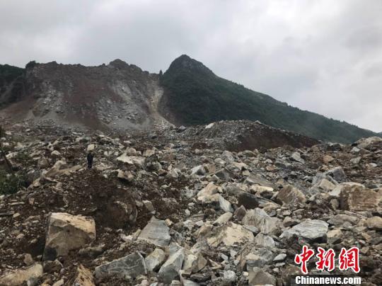 贵州省多方联动救援毕节市纳雍县山体滑坡灾害