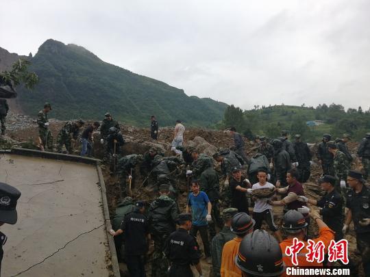 贵州纳雍山体崩塌救援: