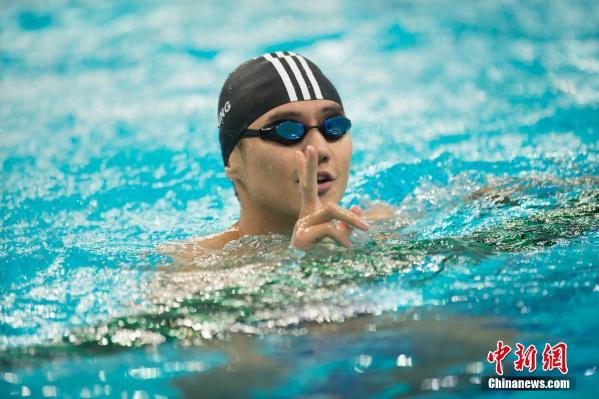 宁泽涛现身全运会游泳比赛现场 短暂热身后离开