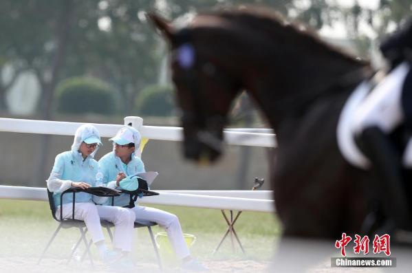 天津全运会马术盛装舞步 香港女骑手与男骑手同场竞技