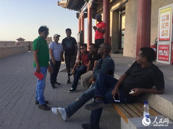 记者们在嘉峪关柔远楼一侧交流。赵艳红/摄