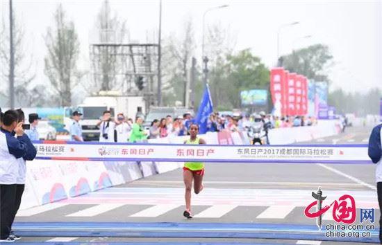 包揽前3 谭维维引领千人合唱_新闻频道_中国青