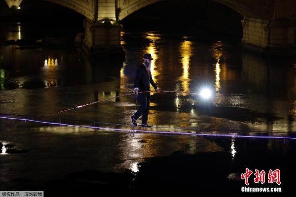 命悬一线!意大利男子夜走钢丝