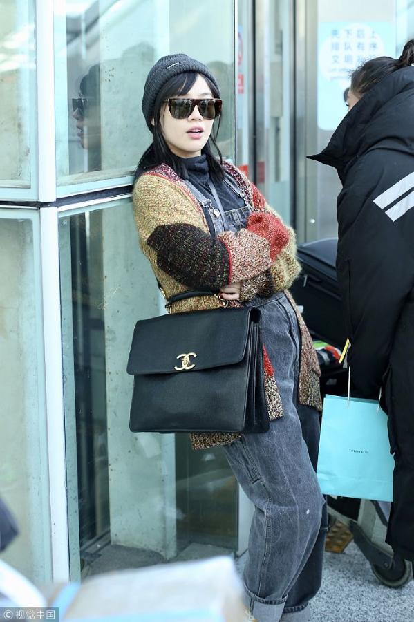 凹造型女生坐姿 W020171228300613884247.jpg