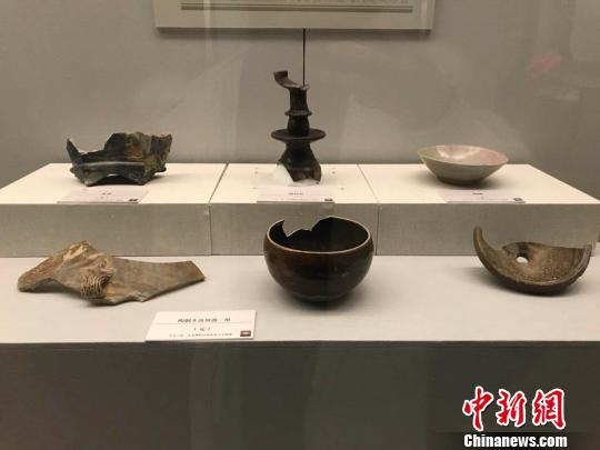 图为大元·仓—太仓樊村泾遗址出土文物展现场 胡哲斐 摄