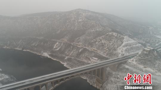 雪后实拍晋焦高速 白雪绵延百里
