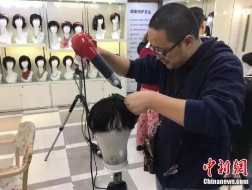 这家特殊的假发店 为癌症患者戴上生命的尊严