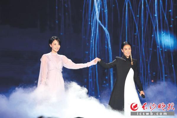 王菲手套火了 黄渤舞技帅了