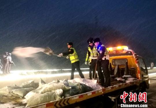 四川雅康和雅西高速因大雪临时交通管制