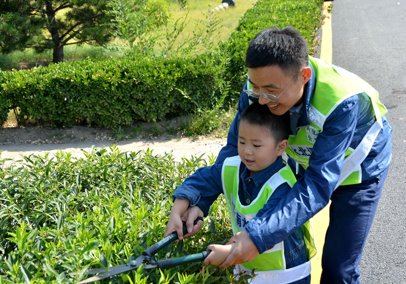 “只有掌握了每种植被的习性，才知道如何呵护它。”宋星辉说。和叔叔一起修剪绿植的天天小朋友说修剪小树很有意思，希望还能再来。（人民网记者孙博洋摄）