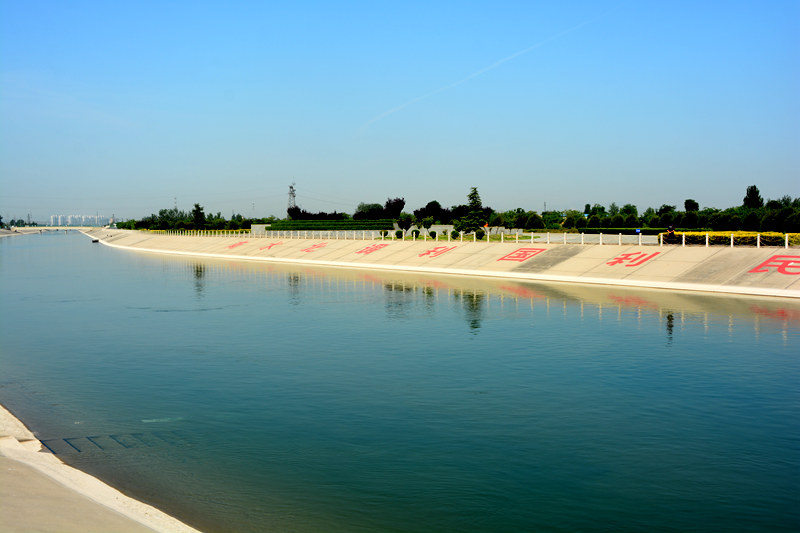 滹沱河倒虹吸工程设计输水流量为170立方米每秒，加大流量为200立方米每秒。中线工程正式通水以来改善滹沱河用水共计10次，总补水量约3000万立方米，让一度干涸的石家庄母亲河重回往日活力，为广大市民提供了一片碧水蓝天。（人民网记者孙博洋摄）