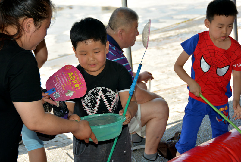 景区建好后，成为周边群众游玩休闲的好去处。儿童节有很多家长带着孩子来此游玩，在景区游乐项目嬉戏。（人民网记者孙博洋摄）