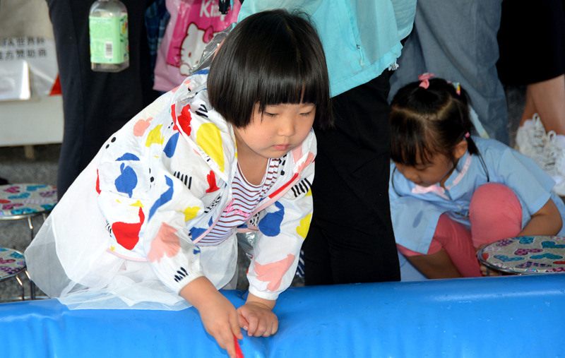 图为在景区游乐项目玩耍的孩童。（人民网记者孙博洋摄）