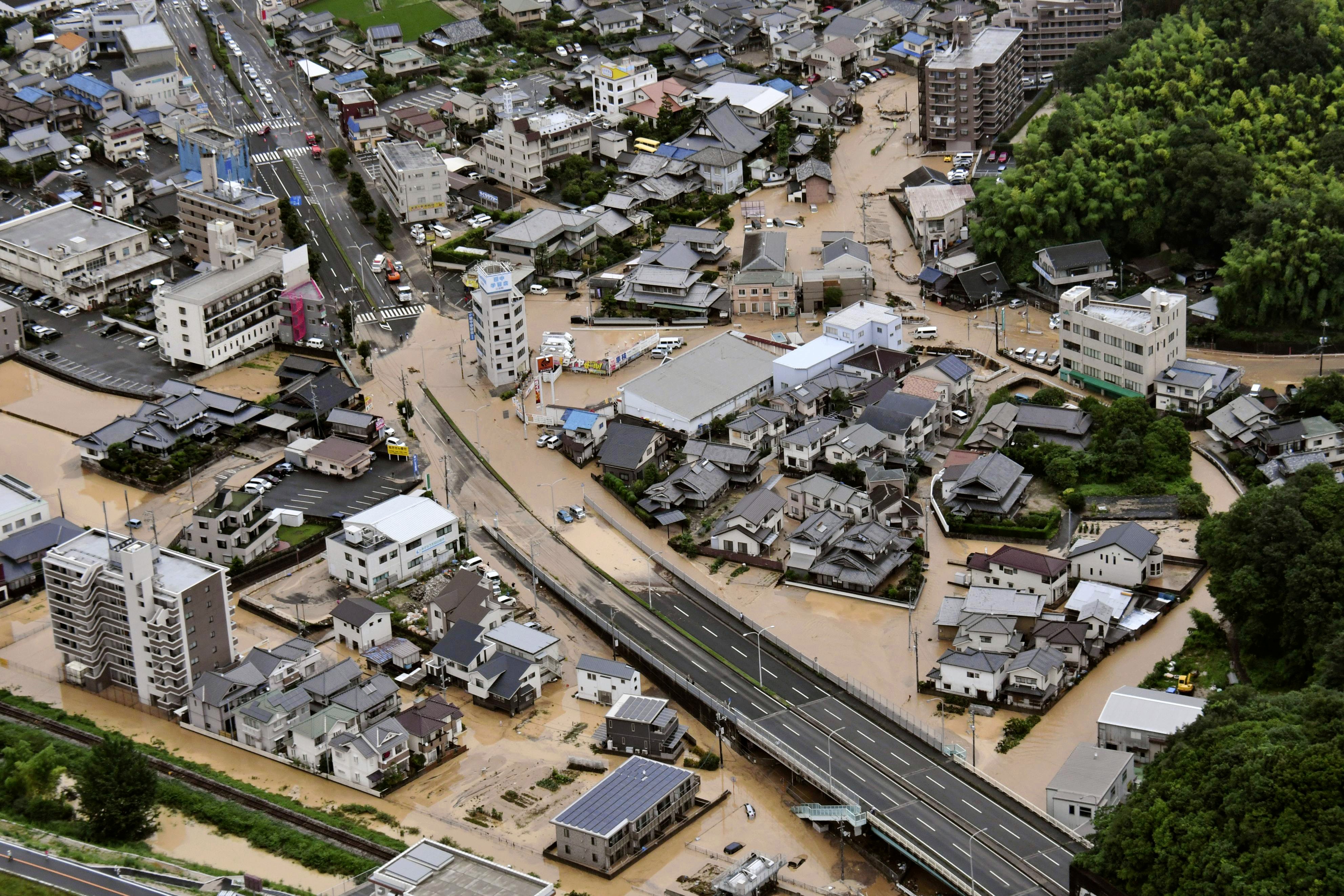 日本暴雨致死人数升至126人 安倍取消出访(图)