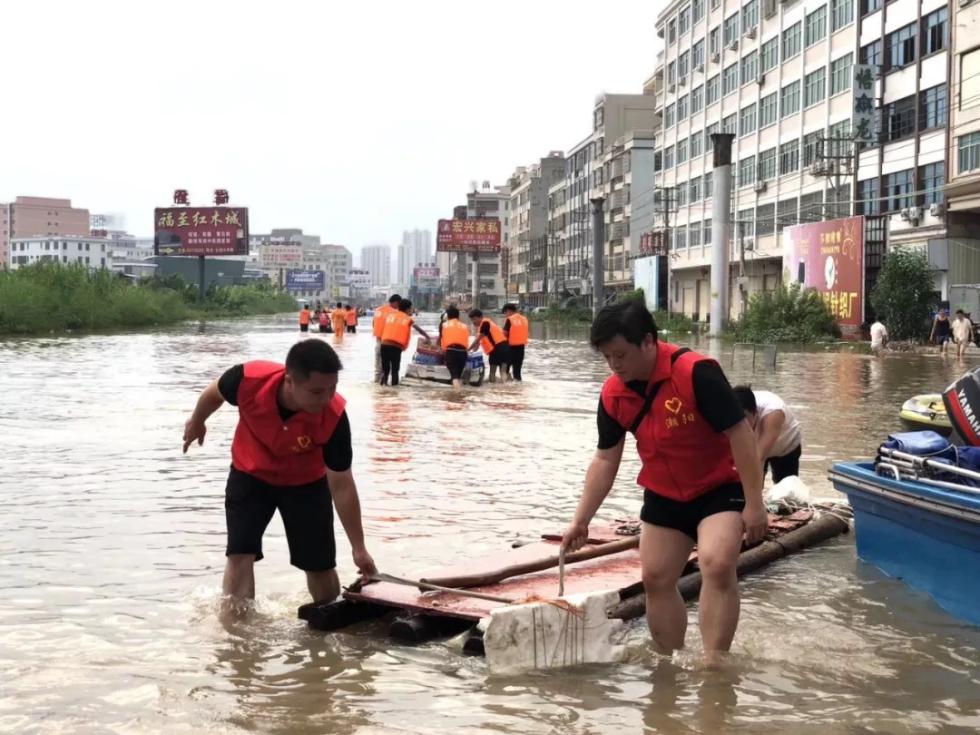 广东暴雨多个乡镇被泡 消防员用盆救婴儿