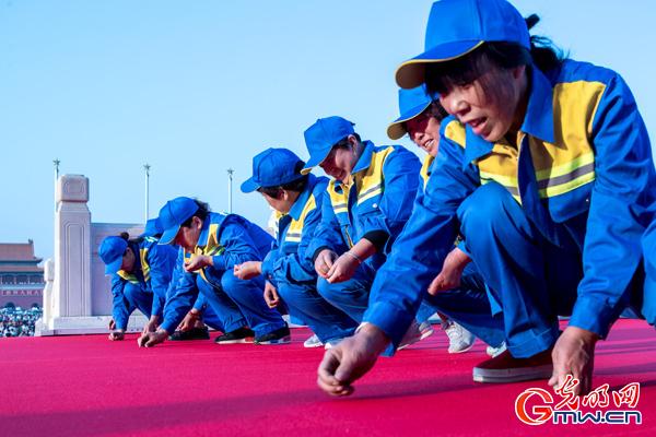 ���й��Σ������ߡ�����һȺ�������ġ���·��ʹ���������찲�Ź㳡ӭ����ح��ͼ