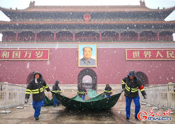 ���й��Σ������ߡ�����һȺ�������ġ���·��ʹ���������찲�Ź㳡ӭ����ح��ͼ