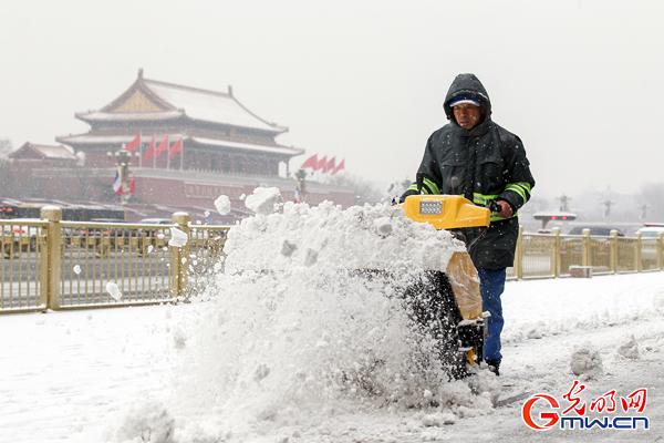 ���й��Σ������ߡ�����һȺ�������ġ���·��ʹ���������찲�Ź㳡ӭ����ح��ͼ