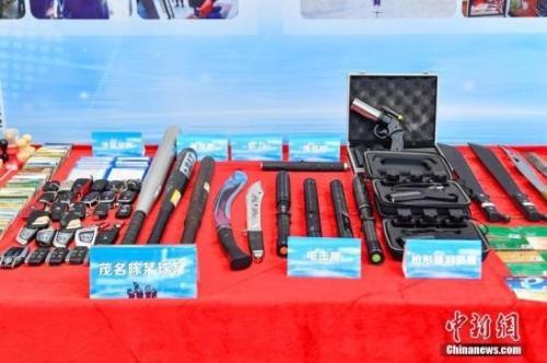 资料图,警方打掉恶势力犯罪集团,展示涉案物品。中新社记者 陈骥旻 摄