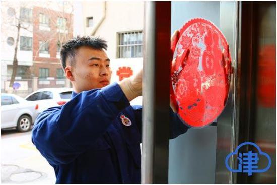 (高鹏举张贴窗花)