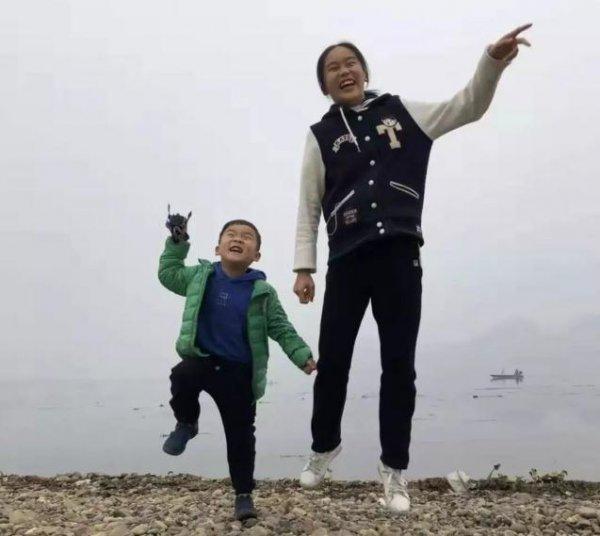 12��Ů�����л������� ���˲����ĸ��ߵܵ�ج��