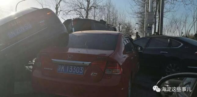 北京一奥迪轿车撞中心护栏后连撞三车 造成1死4伤