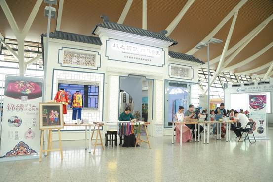 让苏绣回归生活 苏州工匠园走进浦东机场举办苏绣传承活动