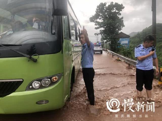 大雨袭重庆山城 民警暴雨中抢险救援