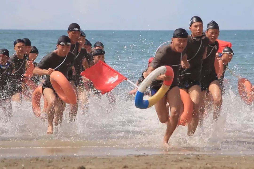 海训将士：人人后背盛开“光荣花”